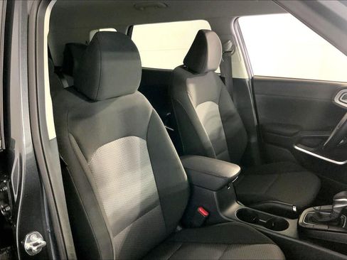 Used 2025 Kia Soul LX w/ LX Technology Package FWD image 7