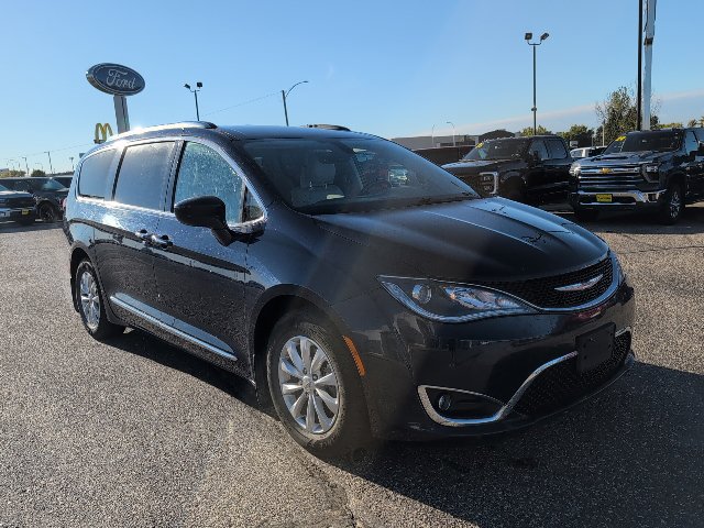 Used 2018 Chrysler Pacifica Touring-L Plus FWD image 3