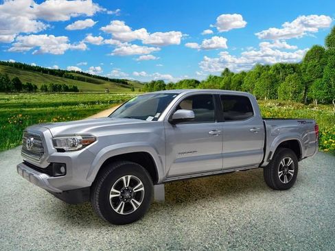 Used 2017 Toyota Tacoma TRD Sport w/ Tow Package RWD image 2