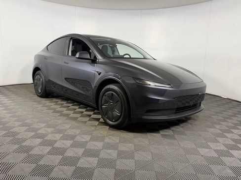 Used 2026 Tesla Model Y 2WD image 3