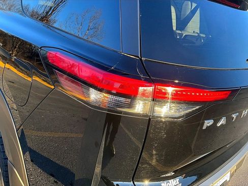 Used 2022 Nissan Pathfinder Platinum w/ Cargo Package image 31