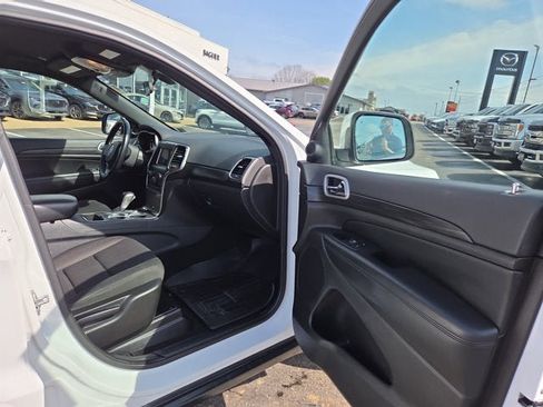 Used 2020 Jeep Grand Cherokee Laredo image 13