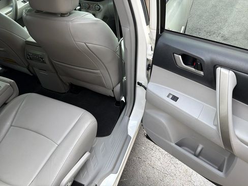 Used 2013 Toyota Highlander SE AWD/4WD image 31