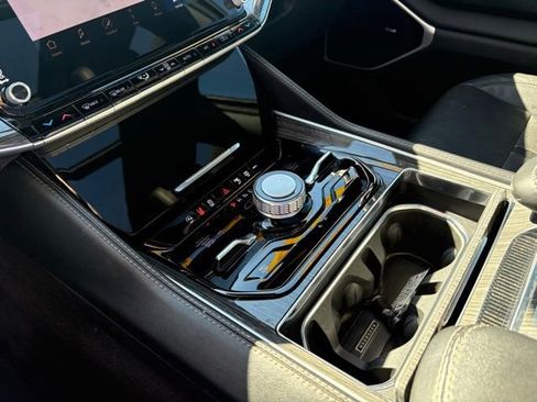 Used 2022 Jeep Wagoneer Series III w/ Premium Group I image 19