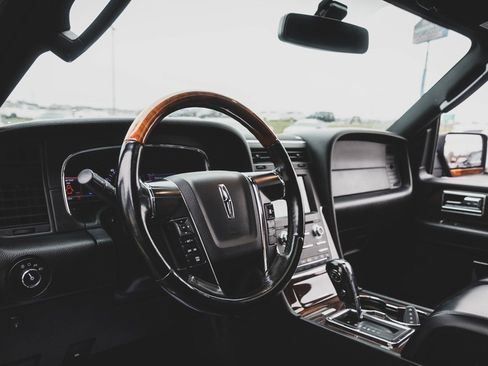 Used 2017 Lincoln Navigator Select image 2