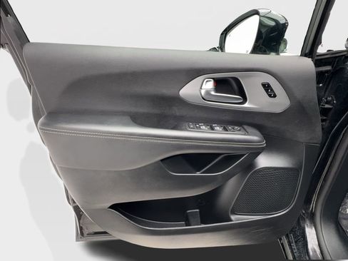 Used 2025 Chrysler Pacifica Limited FWD image 21
