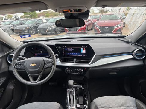 Used 2025 Chevrolet Trax LT image 32