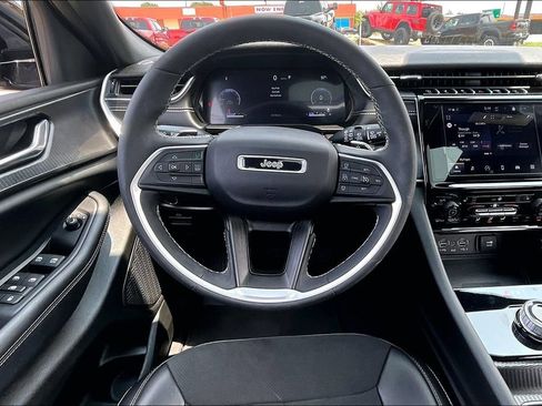 Used 2024 Jeep Grand Cherokee L Altitude AWD/4WD image 5