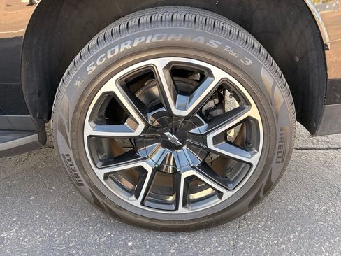 Used 2022 Chevrolet Suburban RST w/ Luxury Package AWD/4WD image 8