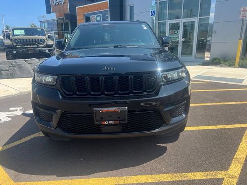 Used 2023 Jeep Grand Cherokee Altitude AWD/4WD image 6