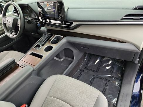 Used 2024 Toyota Sienna LE image 17