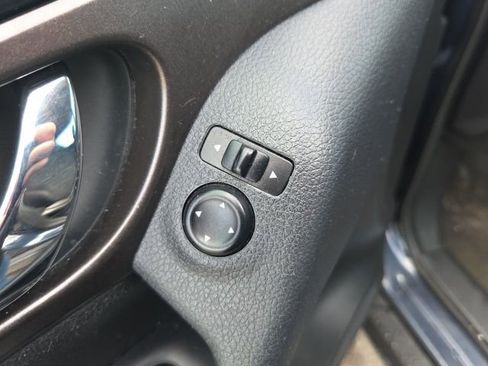 Used 2014 Nissan Rogue S image 23