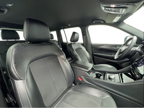 Used 2024 Jeep Grand Cherokee Altitude RWD image 30