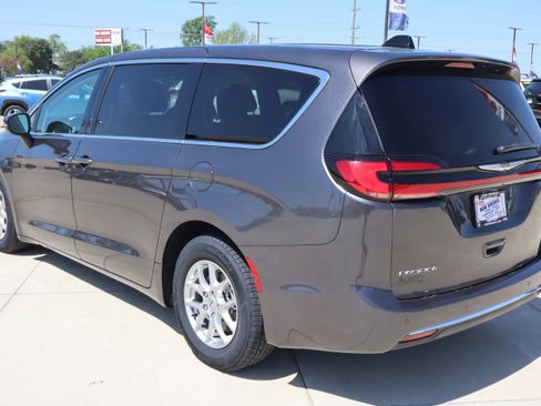 Used 2023 Chrysler Pacifica Touring-L FWD image 8