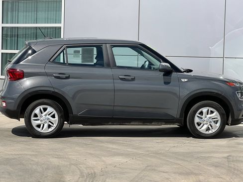 Used 2025 Hyundai Venue SE FWD image 3
