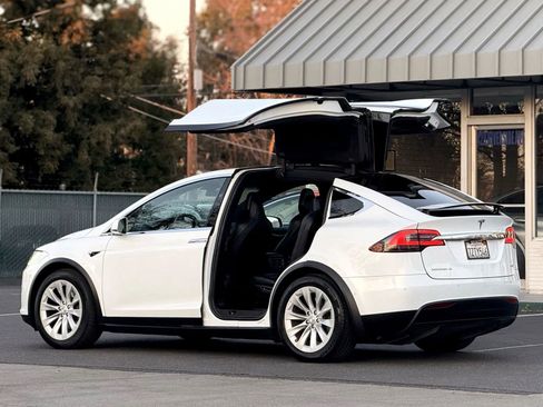 Used 2018 Tesla Model X 75D image 7