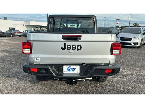 Used 2024 Jeep Gladiator Sport AWD/4WD image 4