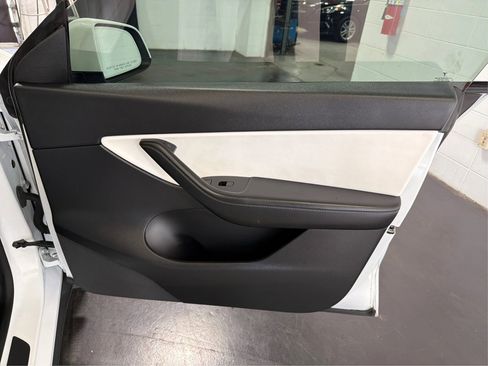 Used 2022 Tesla Model Y Long Range image 27