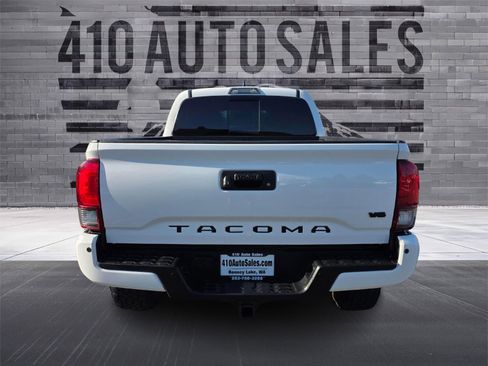 Used 2018 Toyota Tacoma TRD Off-Road w/ Technology Package AWD/4WD image 4