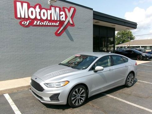Used 2019 Ford Fusion SE AWD/4WD image 2