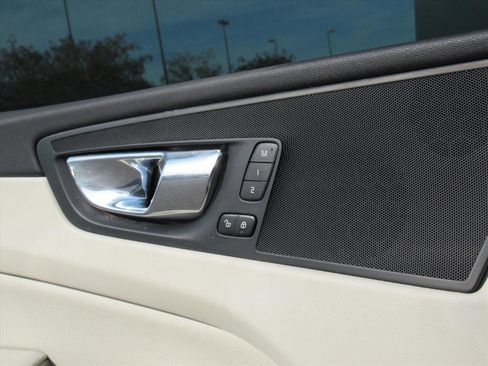 Used 2018 Volvo XC60 T6 Momentum w/ Convenience Package image 27