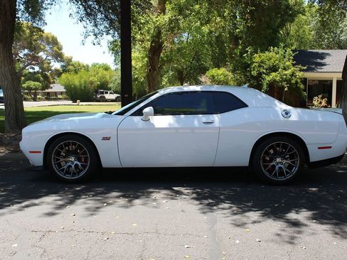 Used 2015 Dodge Challenger SRT w/ Technology Group image 2