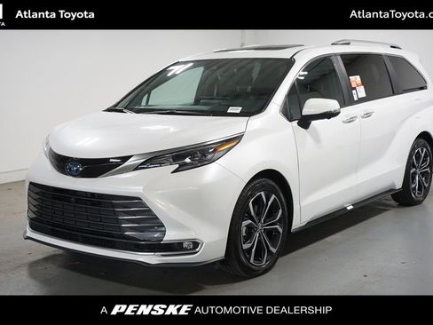 Certified 2025 Toyota Sienna Platinum FWD image 1