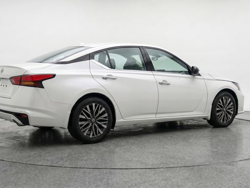 Used 2025 Nissan Altima 2.5 SV FWD image 9