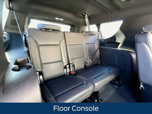 Used 2023 Chevrolet Suburban Premier image 25