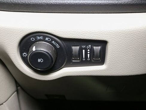 Used 2023 Chrysler Pacifica Limited image 39