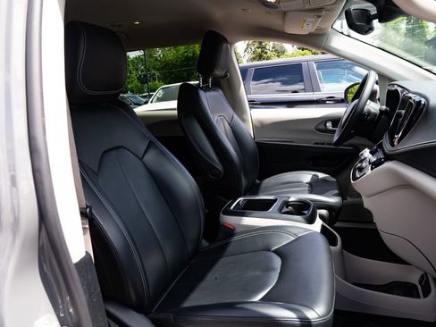 Used 2023 Chrysler Pacifica Touring-L FWD image 22