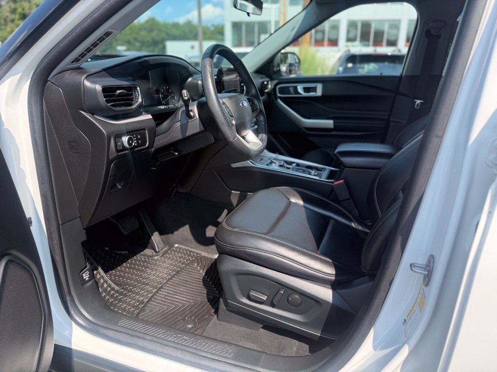 Used 2023 Ford Explorer XLT w/ Equipment Group 202A AWD/4WD image 14