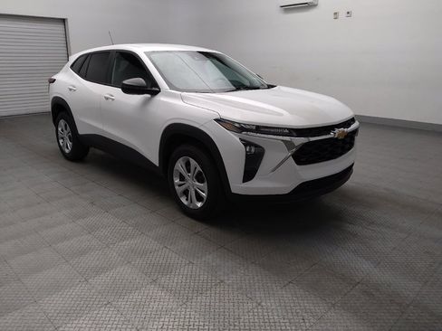 Used 2025 Chevrolet Trax LS FWD image 13