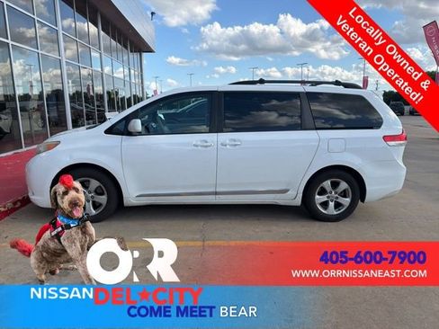 Used 2012 Toyota Sienna LE w/ Towing Pkg FWD image 1