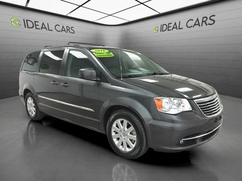 Used 2016 Chrysler Town & Country Touring FWD image 3