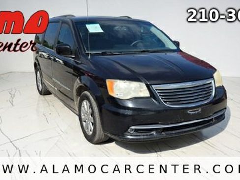 Used 2014 Chrysler Town & Country Touring FWD image 7