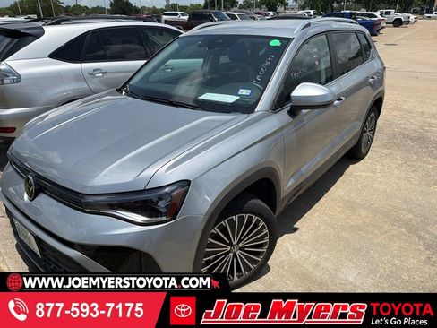 Used 2026 Volkswagen Taos SE FWD image 1