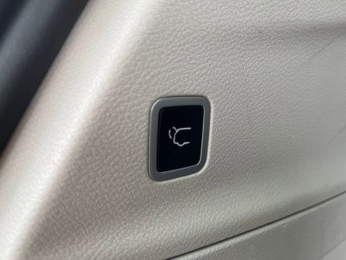 Used 2023 Chrysler Pacifica Touring-L image 29