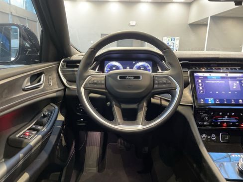 Used 2025 Jeep Grand Cherokee Limited w/ Luxury Tech Group II image 19