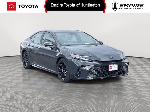 Used 2025 Toyota Camry SE image 1