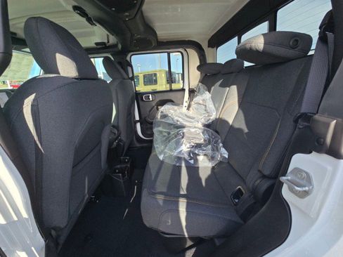 New 2025 Jeep Gladiator Sport image 18