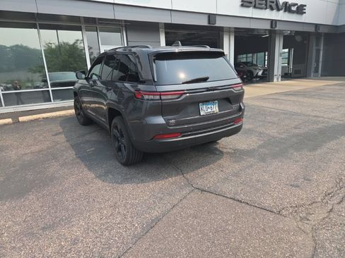 Used 2023 Jeep Grand Cherokee Altitude AWD/4WD image 16