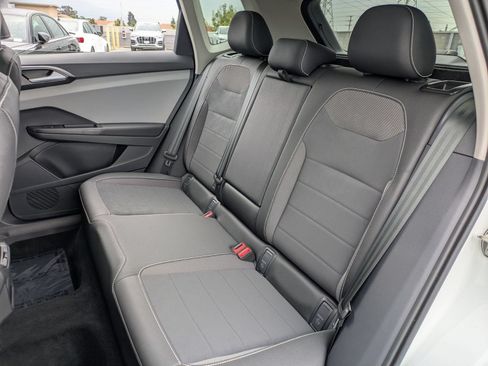 Used 2023 Volkswagen Taos SE w/ Panoramic Sunroof Package FWD image 31