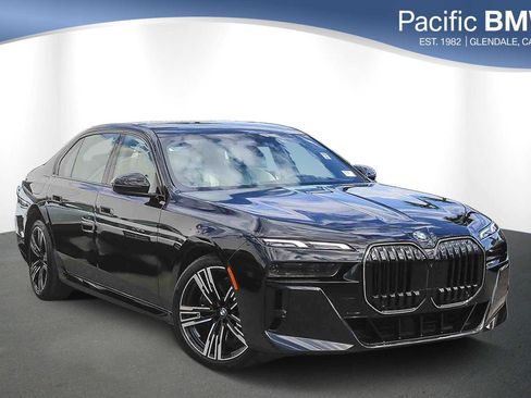 Used 2025 BMW 760i xDrive w/ Luxury Rear Seating Package image 1