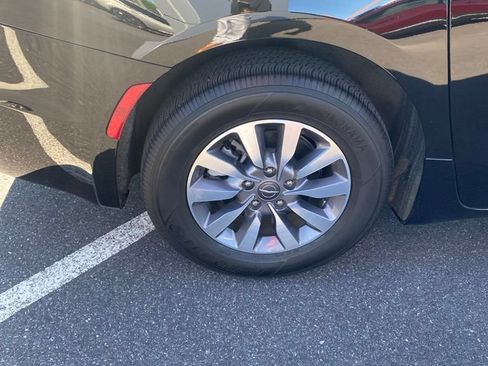 Used 2025 Chrysler Pacifica Select FWD image 12