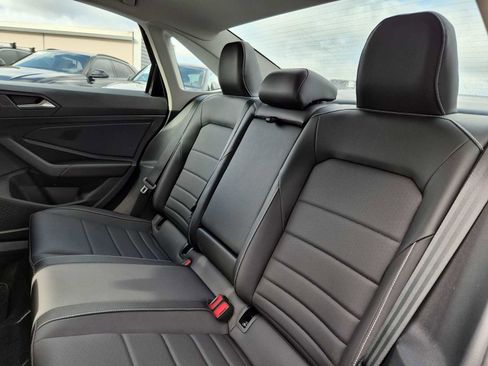 Used 2023 Volkswagen Jetta SE image 18