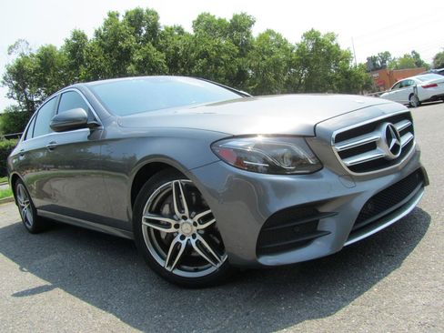 Used 2017 Mercedes-Benz E 300 4MATIC image 2