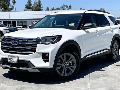 Used 2025 Ford Explorer Active w/ Active Comfort Package AWD/4WD image 2