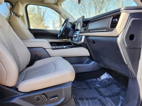 Used 2023 Ford Expedition Limited image 11