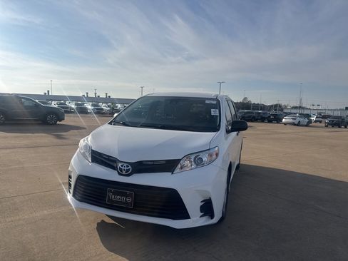 Used 2020 Toyota Sienna L image 5